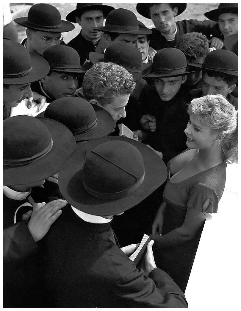 810x1044, 117 Kb / Италия, Рим, платье, шляпа, ч/б, поклонники, Marisa Allasio