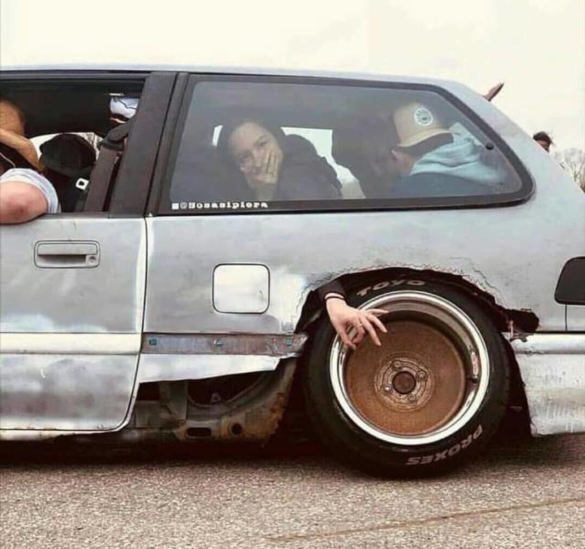 1200x1127, 203 Kb / автомобиль, дыра, рука, дрифт, развал, ржавчина