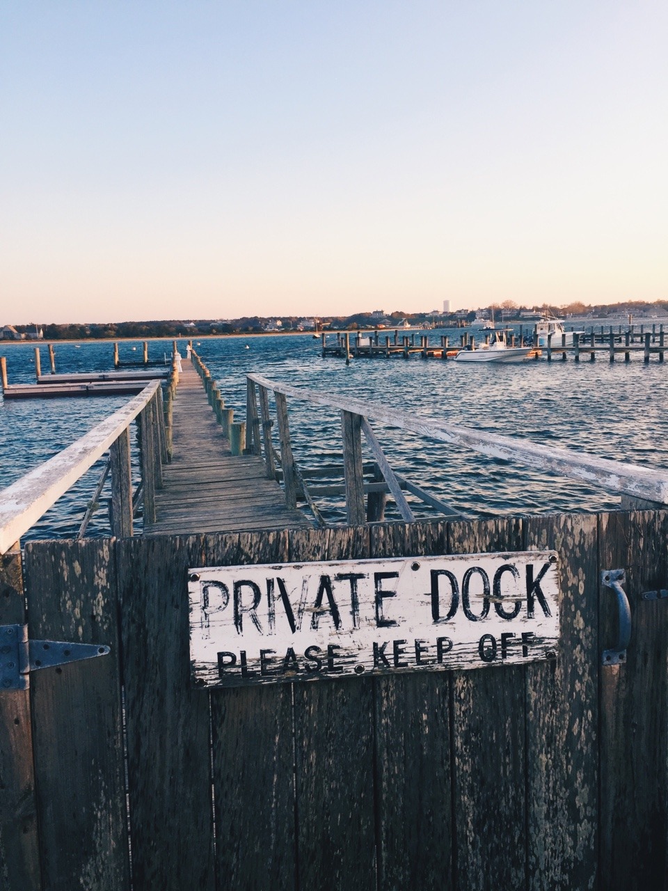 960x1280, 339 Kb / катер, причал, док, пристань, доски, надпись, помост