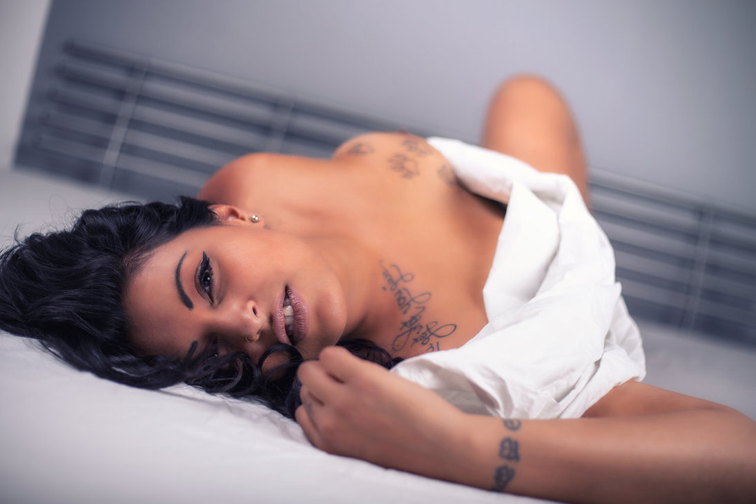 1095x730, 85 Kb / лежит, улыбается, щерится, тату, развалилась, позирует