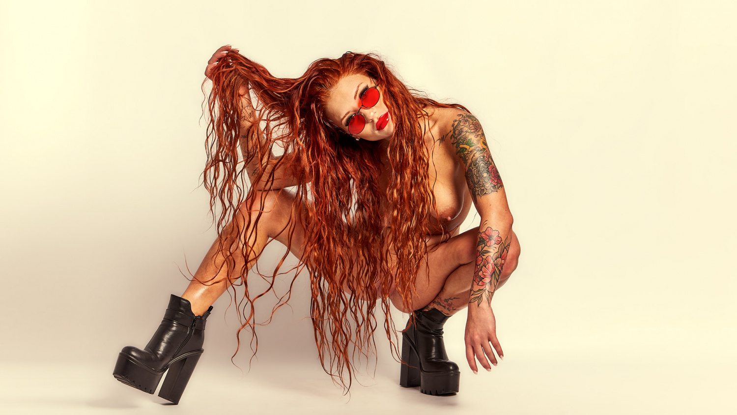 1500x844, 361 Kb / ботинки, тату, очки, красный