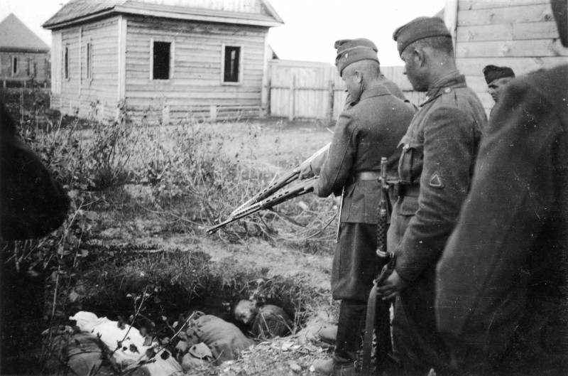 800x529, 130 Kb / солдаты, винтовка, могила, расстрел, ч/б, война