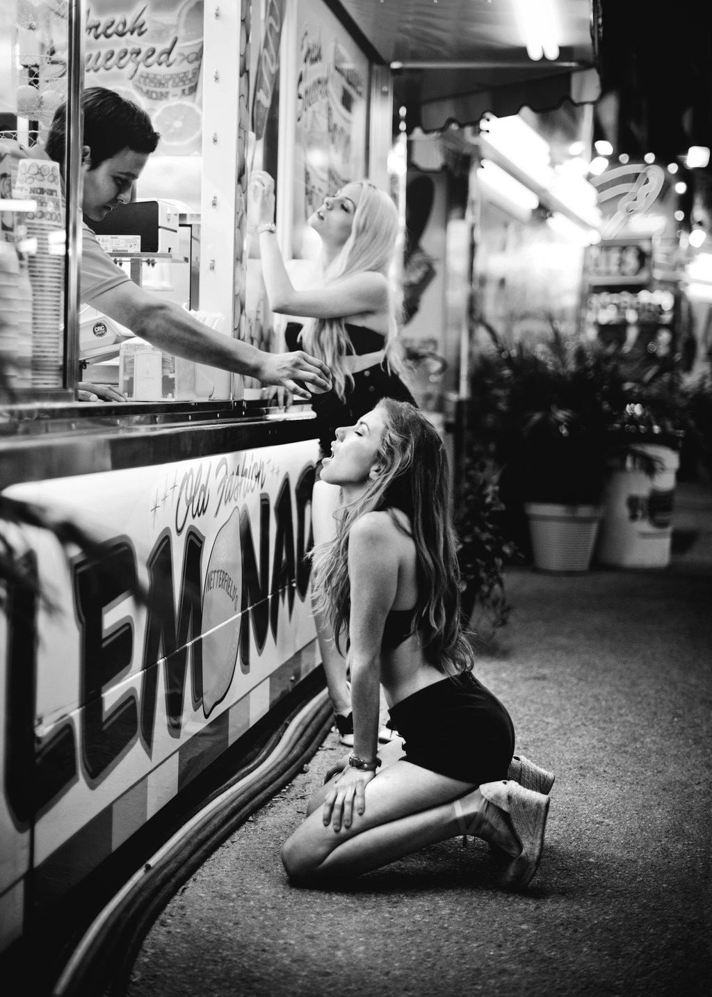 1024x1434, 262 Kb / ч/б, лимонад, девушки, киоск