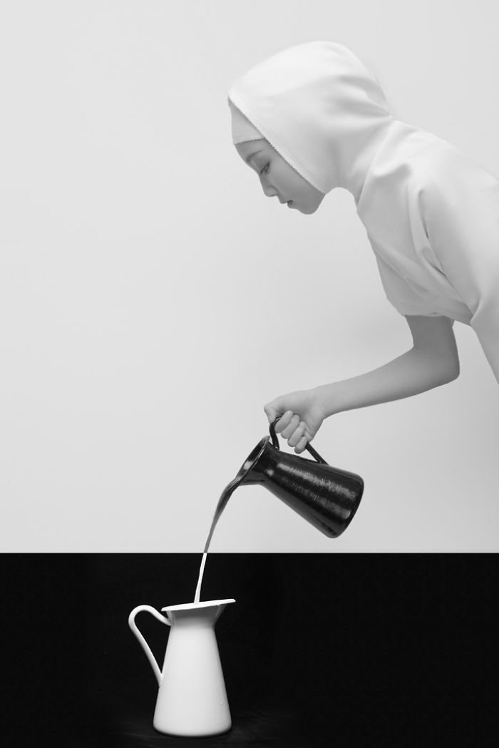 700x1049, 25 Kb / женщина, кувшины, ч/б