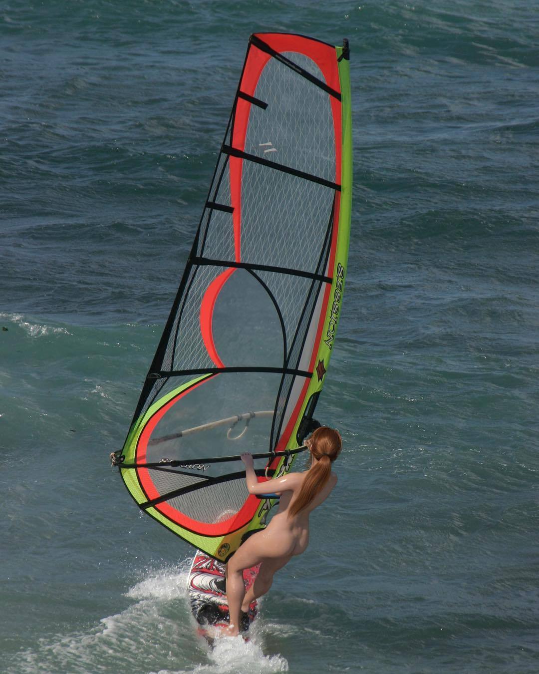 1080x1350, 157 Kb / девка, рыжая, виндсёрфинг, парус