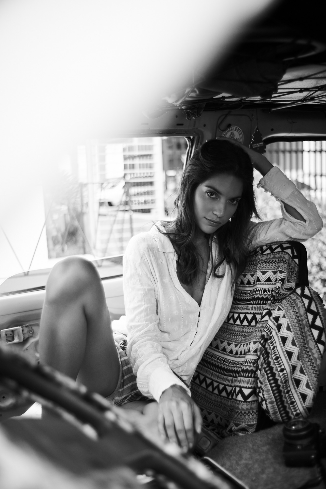 1280x1920, 396 Kb / ч/б, автомобиль, шорты, рубаха, блузка