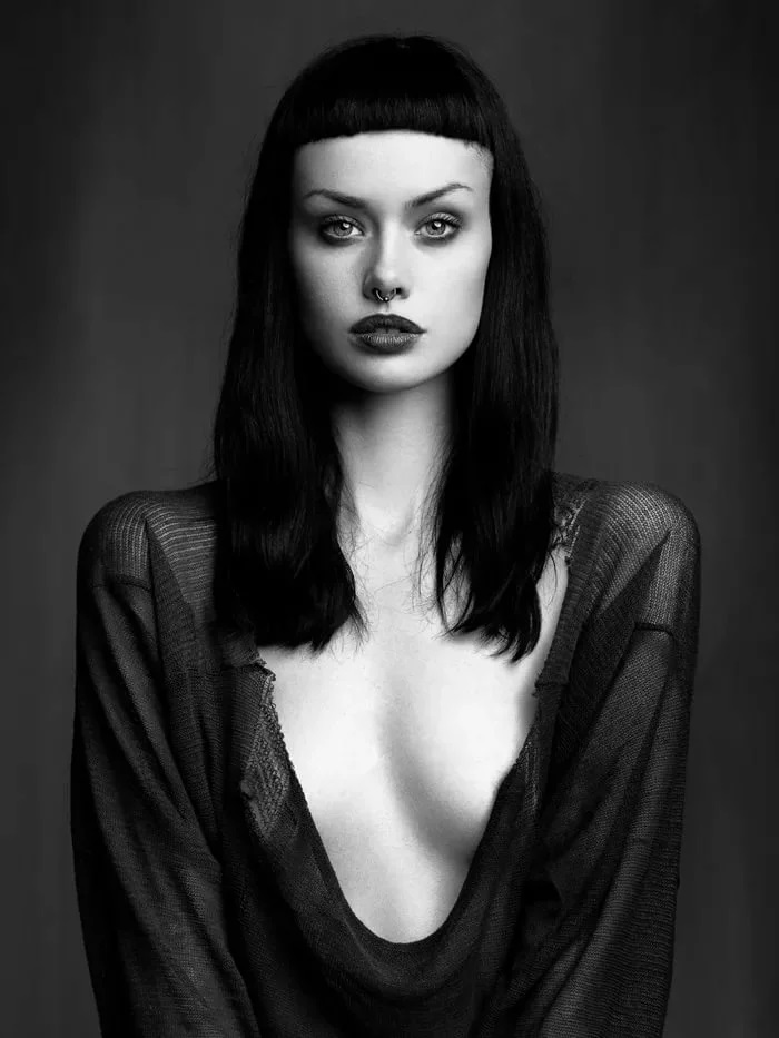 700x933, 106 Kb / тёлочка, ч/б, вырез, кольцо, украшение, элис кельсон, alice kelson