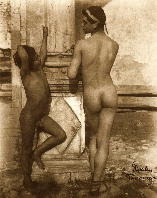 625x788, 171 Kb / мальчик, юноша, разговор, колонна, дорическая, ч/б, повязка