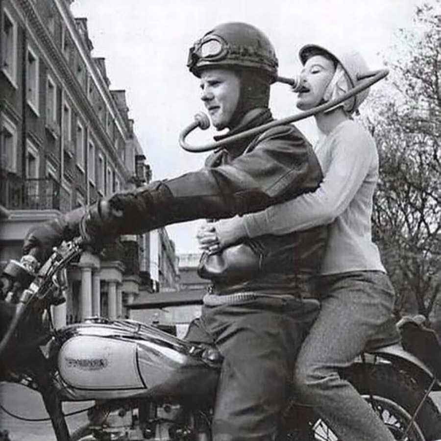 900x900, 197 Kb / Мотоцикл, ч/б, каска, трубка, переговорная