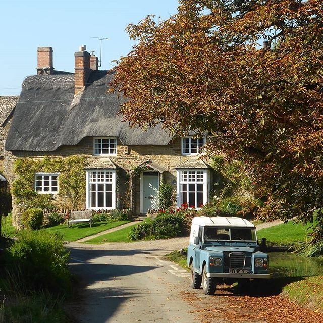 640x640, 154 Kb / автомобиль, классика, ретро, дом, деревня, внедорожник, ленд ровер дефендер
