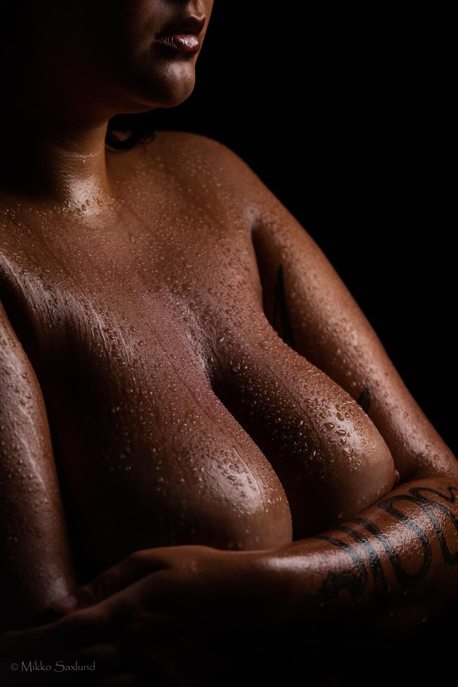 900x1350, 96 Kb / сиськи, капли, тату