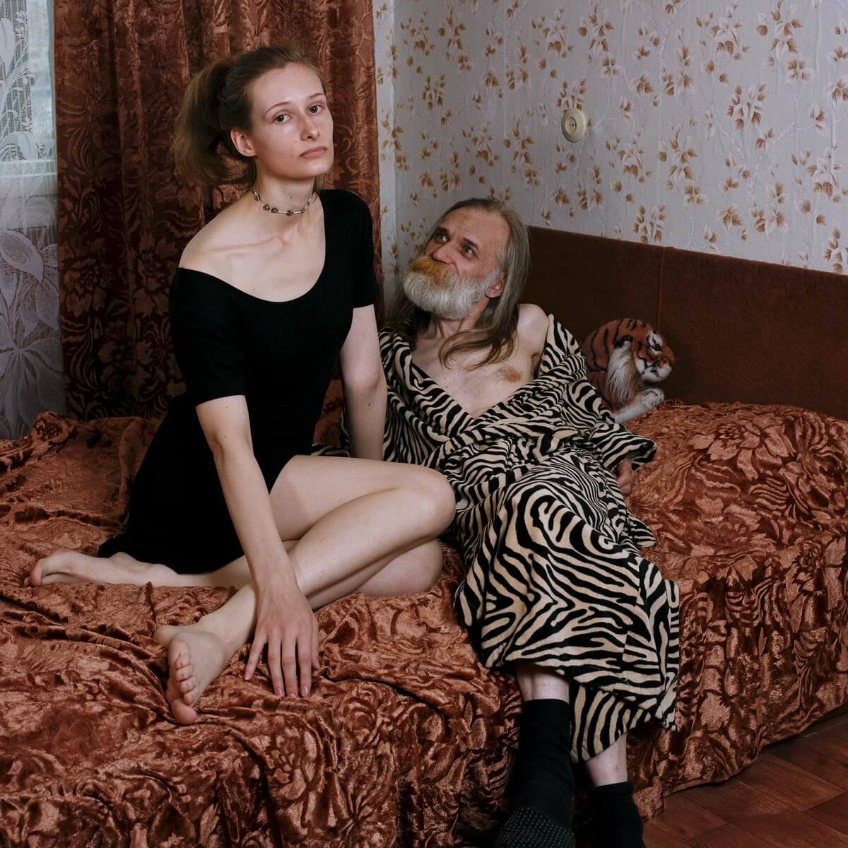 1200x1200, 222 Kb / кровать, девка, дед, халат, тигрик