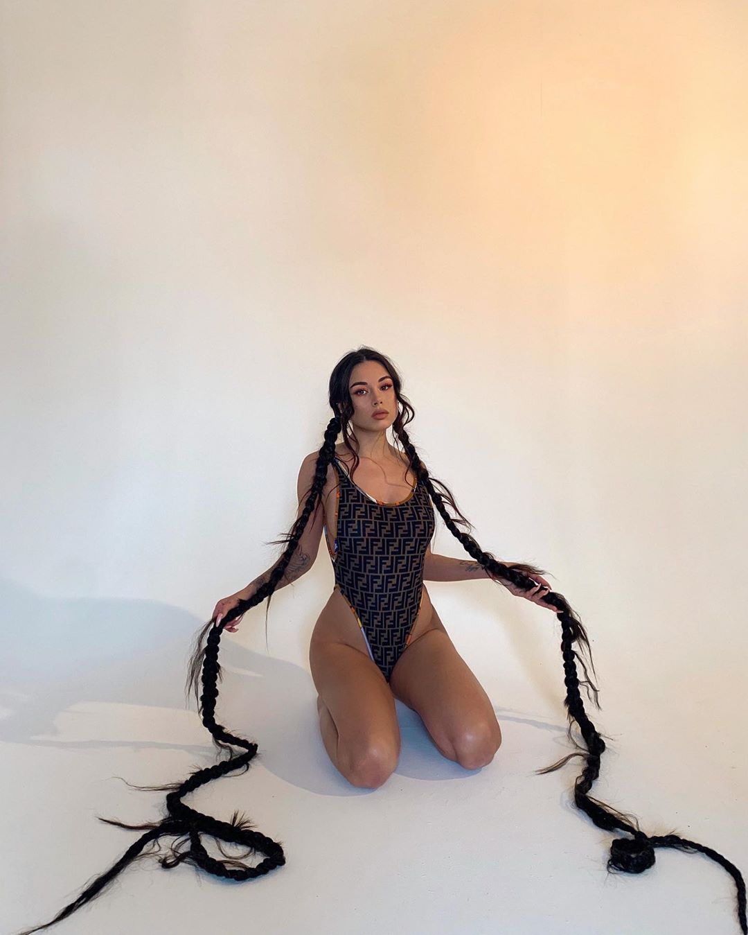 1080x1349, 92 Kb / брюнетка, косы, боди