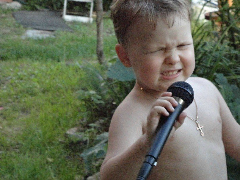 807x605, 87 Kb / мальчик, микрофон, крестик, караоке