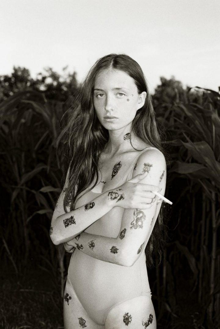 720x1074, 89 Kb / девка, сигарета, тату, ч/б, взгляд, Kristina Podobed