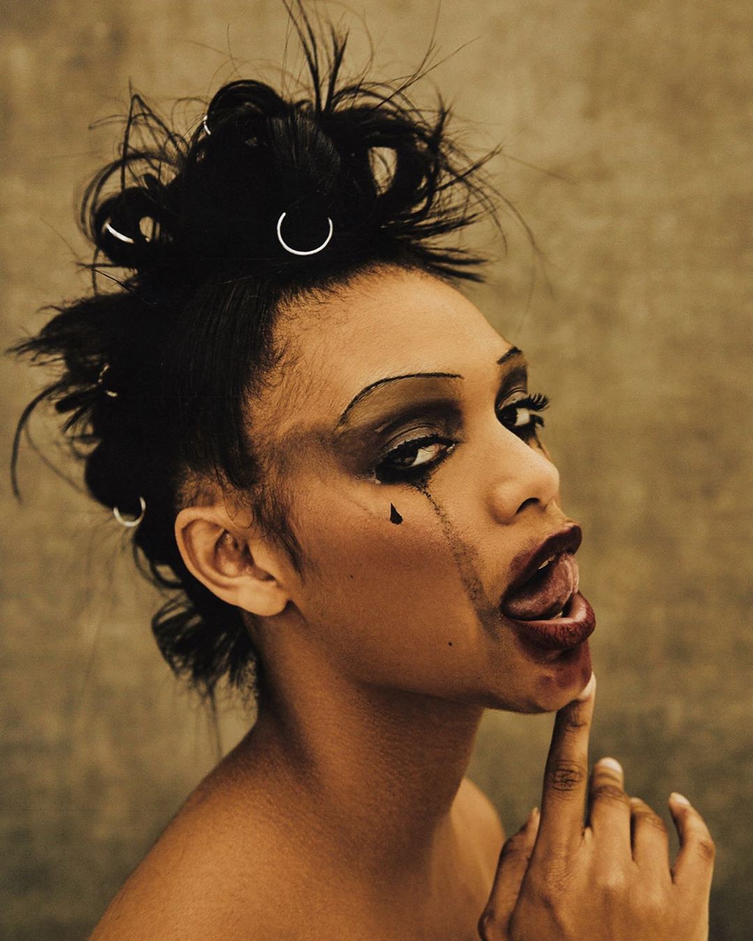 1080x1349, 177 Kb / тушь, брюнетка, язык