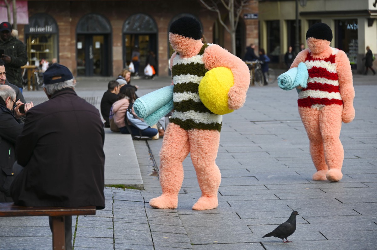 1200x798, 213 Kb / полотенца, скульптуры, площадь, голубь