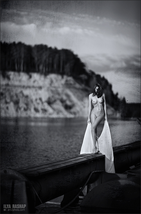 496x750, 214 Kb / женщина, накидка, воды, берег, деревья, ч/б, Рашап, мост