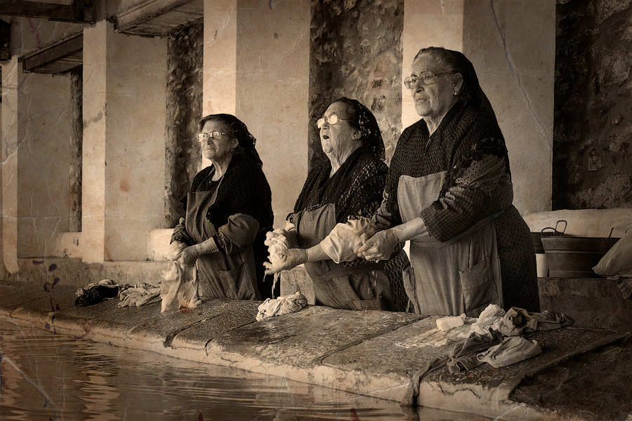 900x600, 384 Kb / бабушки, очки, стирка, тазики, вода, ч/б, белье