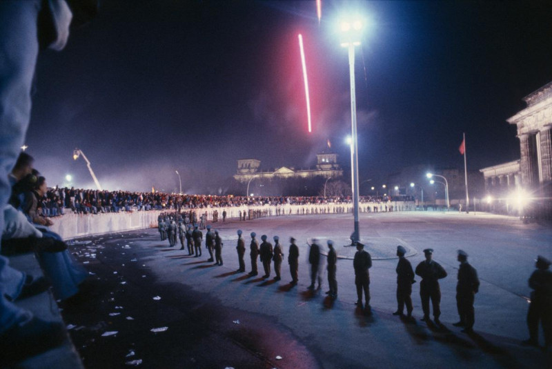 800x535, 100 Kb / толпа, охрана, пограничники, Германия, немцы, ворота, огни, фонарь, оцепление