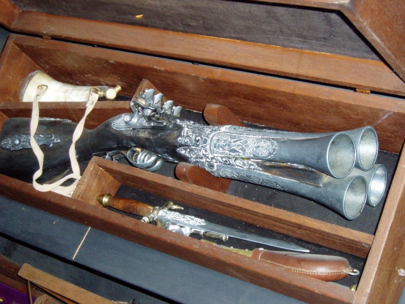 800x600, 147 Kb / ружье, кинжал, ретро, ящик