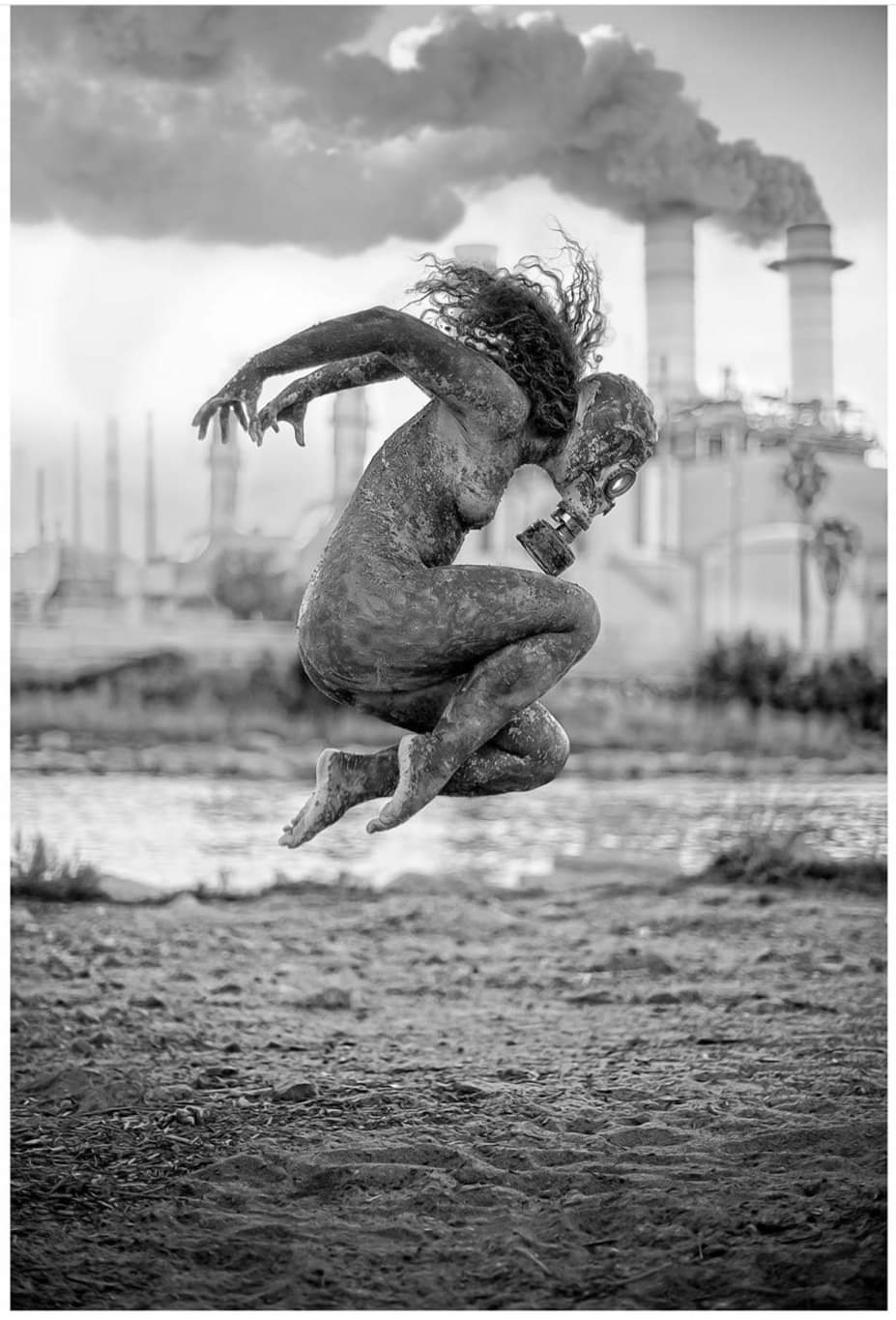 927x1365, 397 Kb / трубы, завод, противогаз, грязь, прыжок