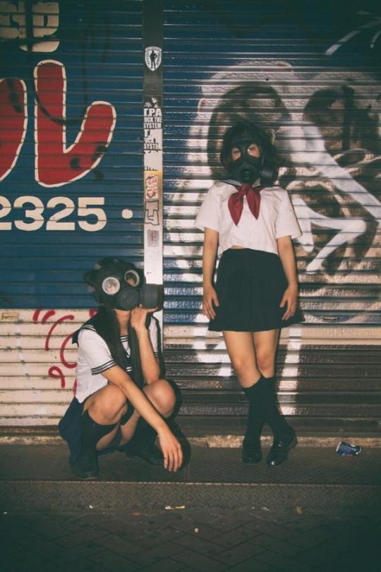 540x810, 62 Kb / девки, противогаз, галстук