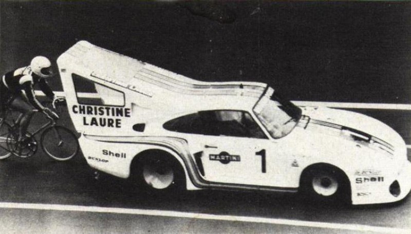 800x457, 72 Kb / ч/б, гонка, велосипед, велосипедист, порше, автомобиль