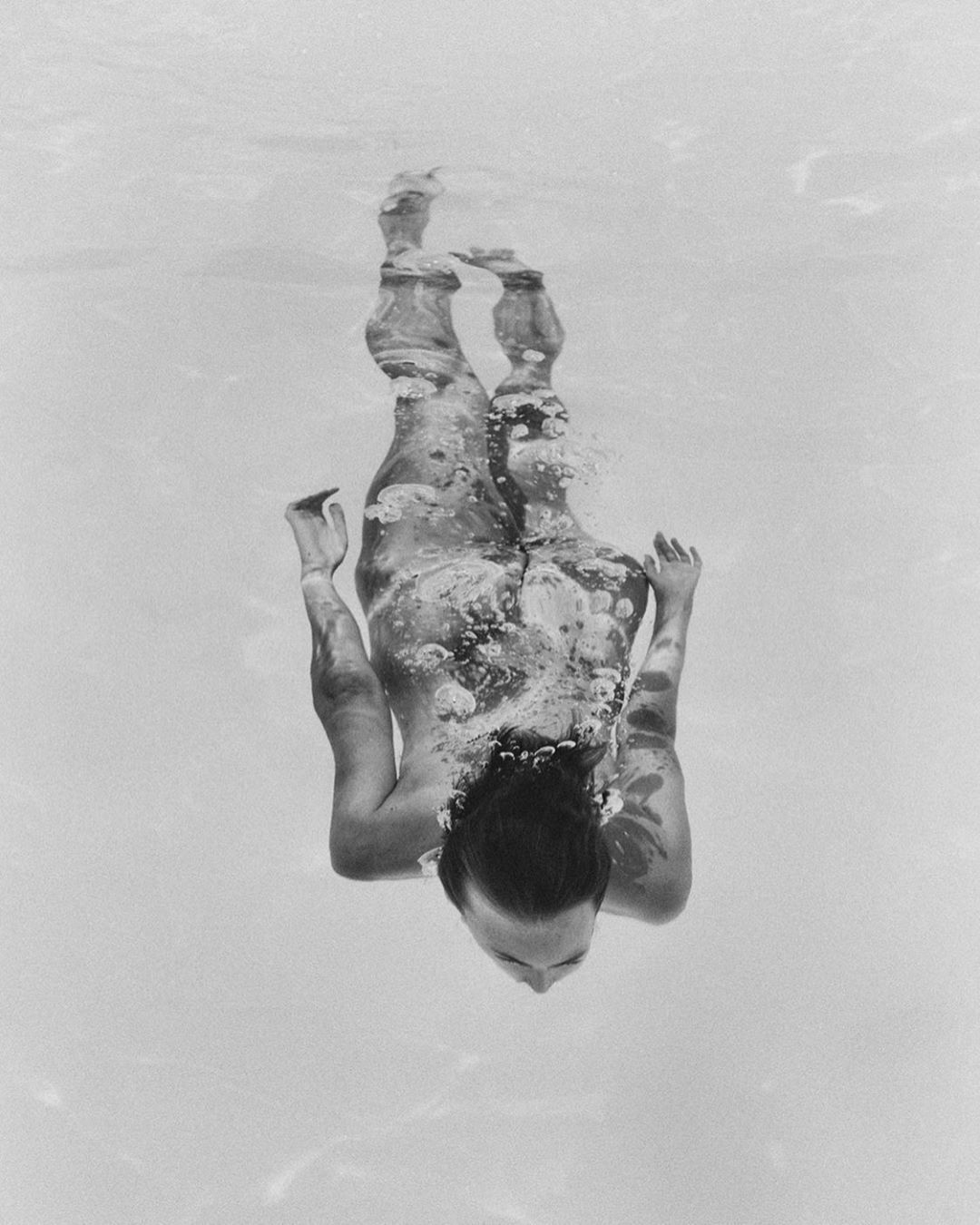 1080x1350, 169 Kb / ч/б, бассейн, пузыри, плывет, голая