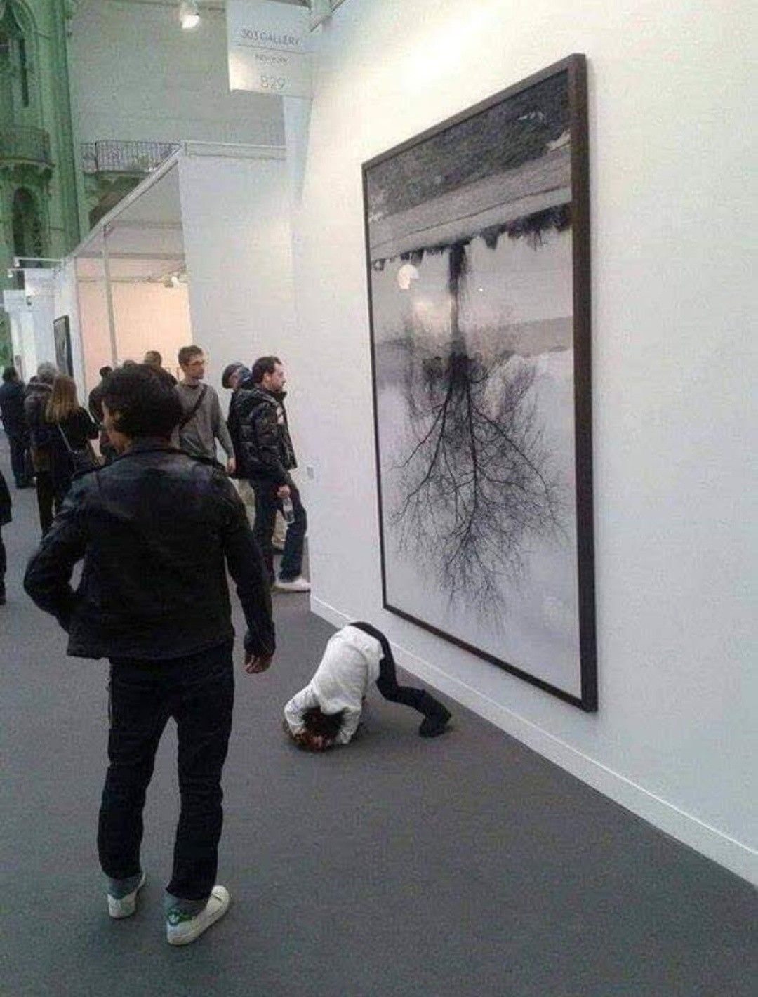 1080x1420, 182 Kb / картина, выставка, ребенок, вверх ногами, дерево