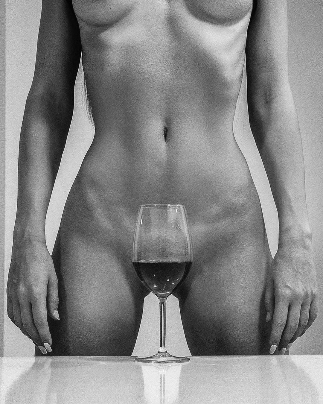 1080x1350, 352 Kb / бокал, вино, ч/б, голая