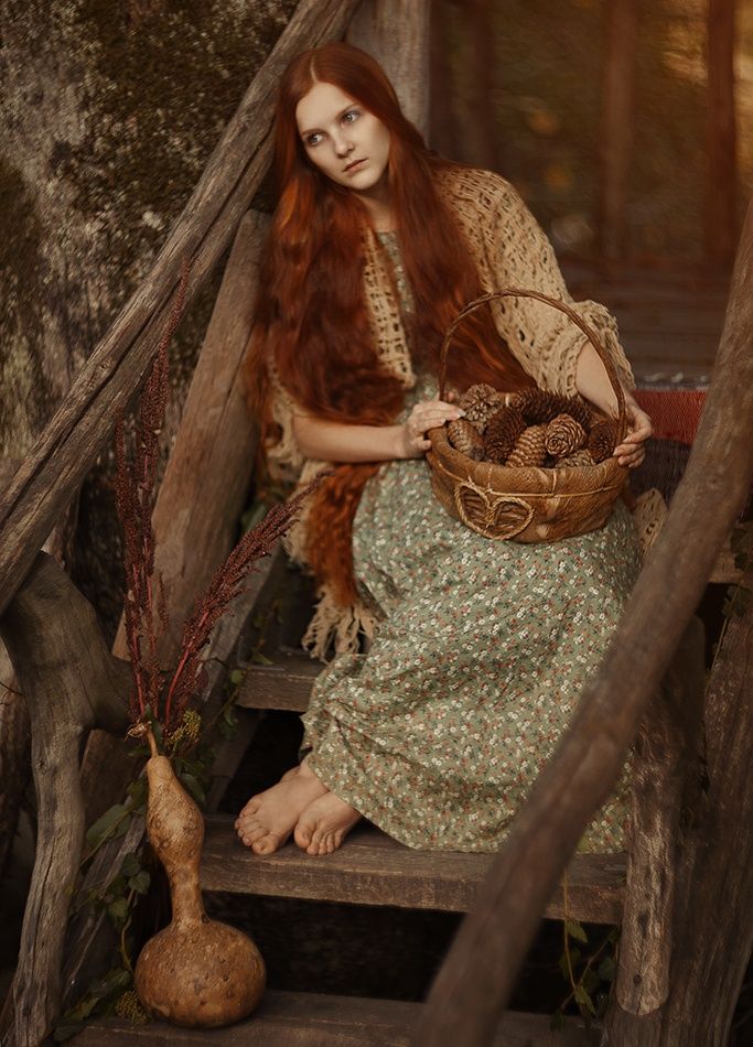 683x950, 116 Kb / рыжая, женщина, корзина, шишки, кувшин, лестница, дерево, тыква