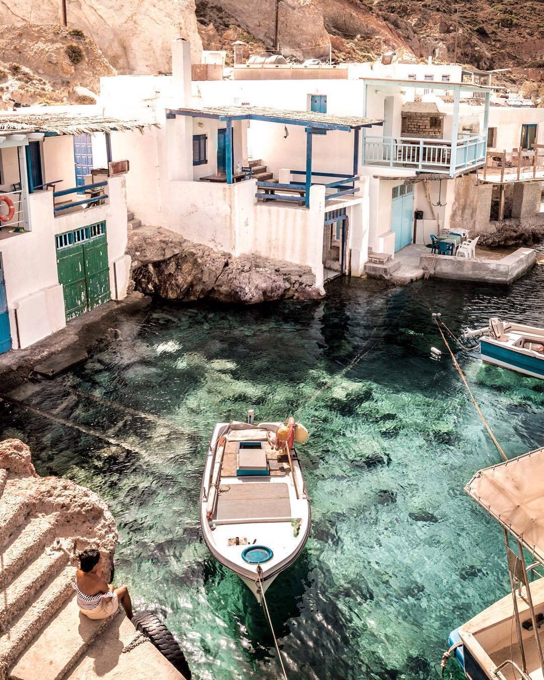 1080x1350, 332 Kb / лодка, дом, причал, покрышка, солнце, горы, Греция, остров, Милос