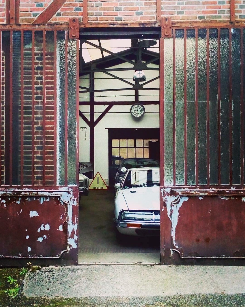 1024x1280, 438 Kb / автомобиль, ретро, гараж, ворота, часы, стена, кирпич