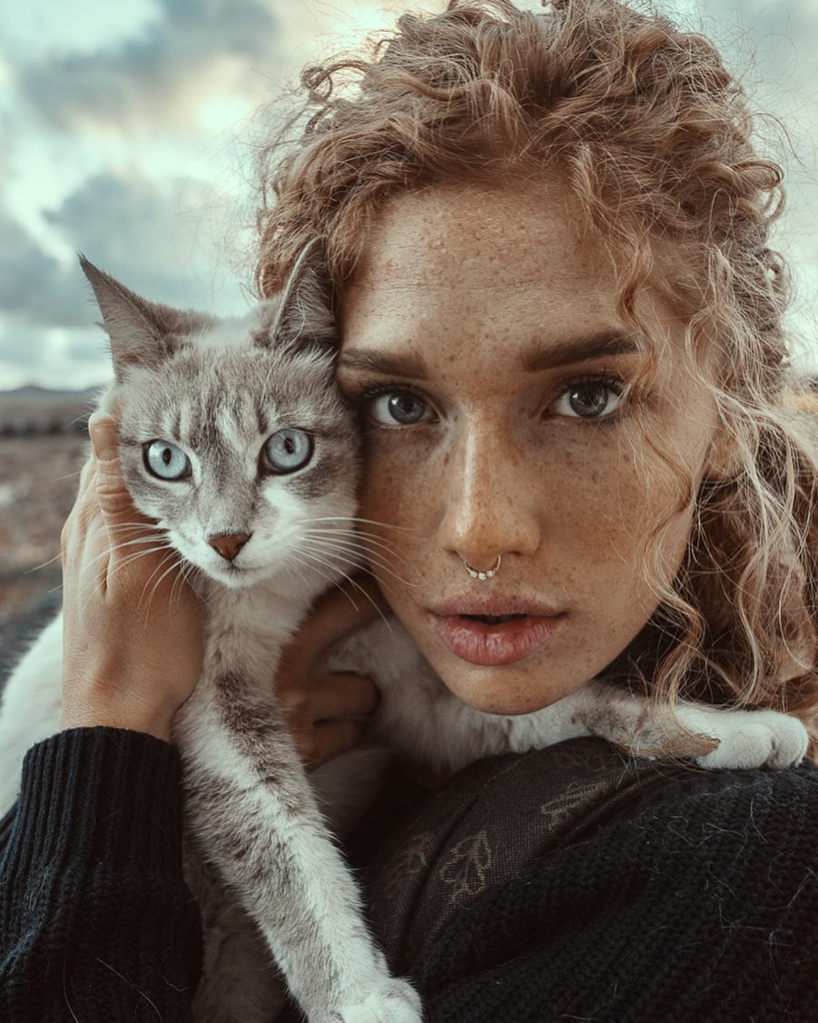 901x1126, 156 Kb / кошка, пирсинг, кольцо, кучерявая, веснушки