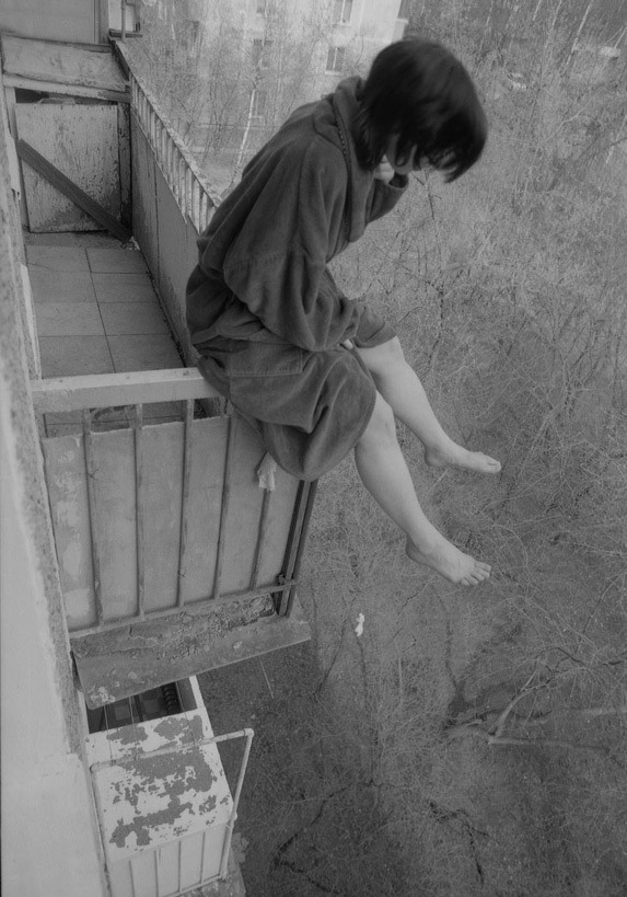 573x819, 138 Kb / девка, халат, балкон, высота, ч/б