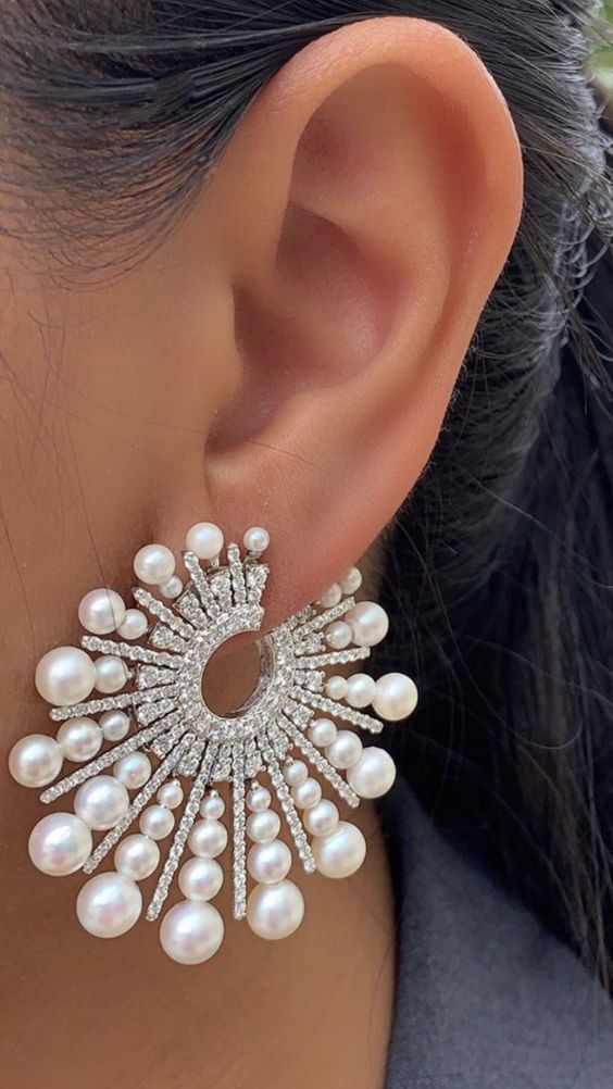 564x1002, 84 Kb / серьги, жемчуг, брюнетка, ухо