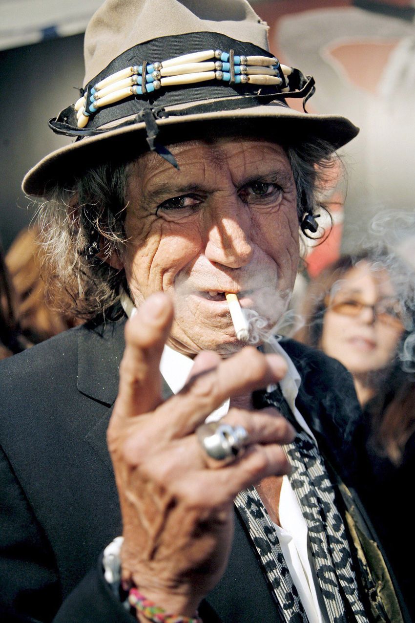 850x1275, 189 Kb / Кит Ричардс, keith richards, шляпа, сигарета, кольцо, палец, больные суставы