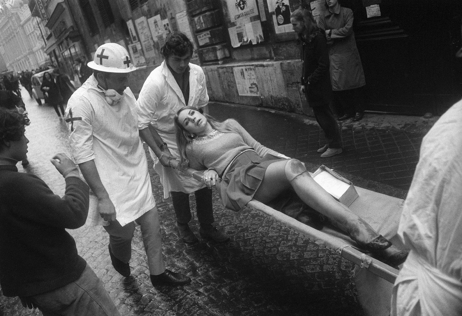 1500x1025, 274 Kb / париж, носилки, санитар, девушка, ч/б