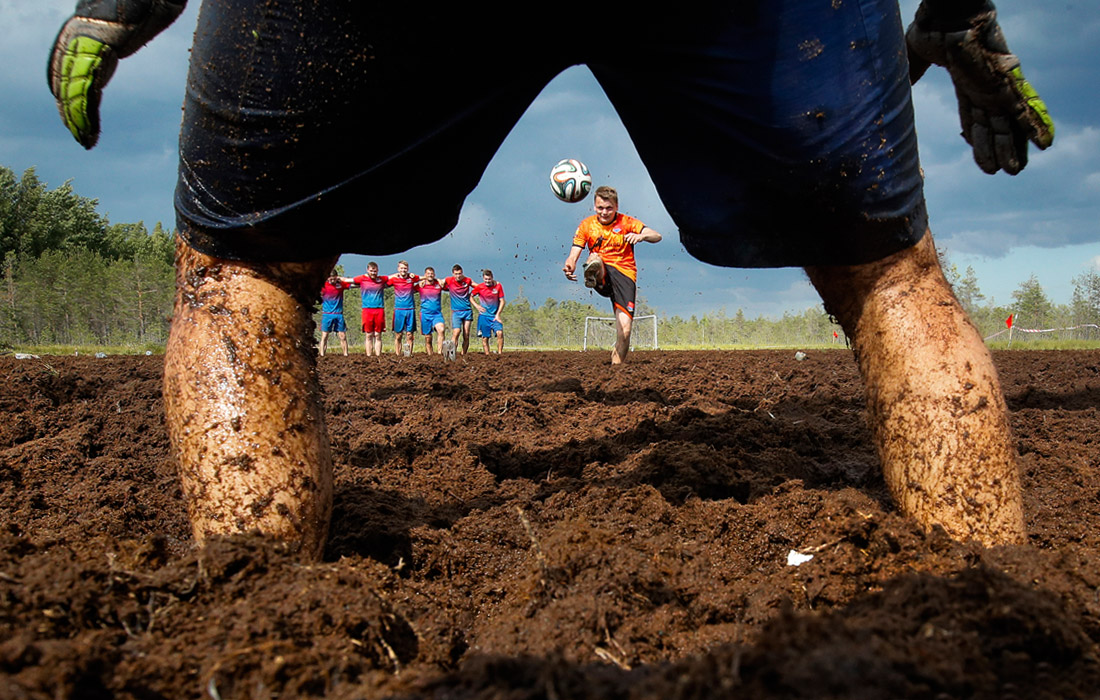 1100x700, 285 Kb / футбол, грязь, пенальти