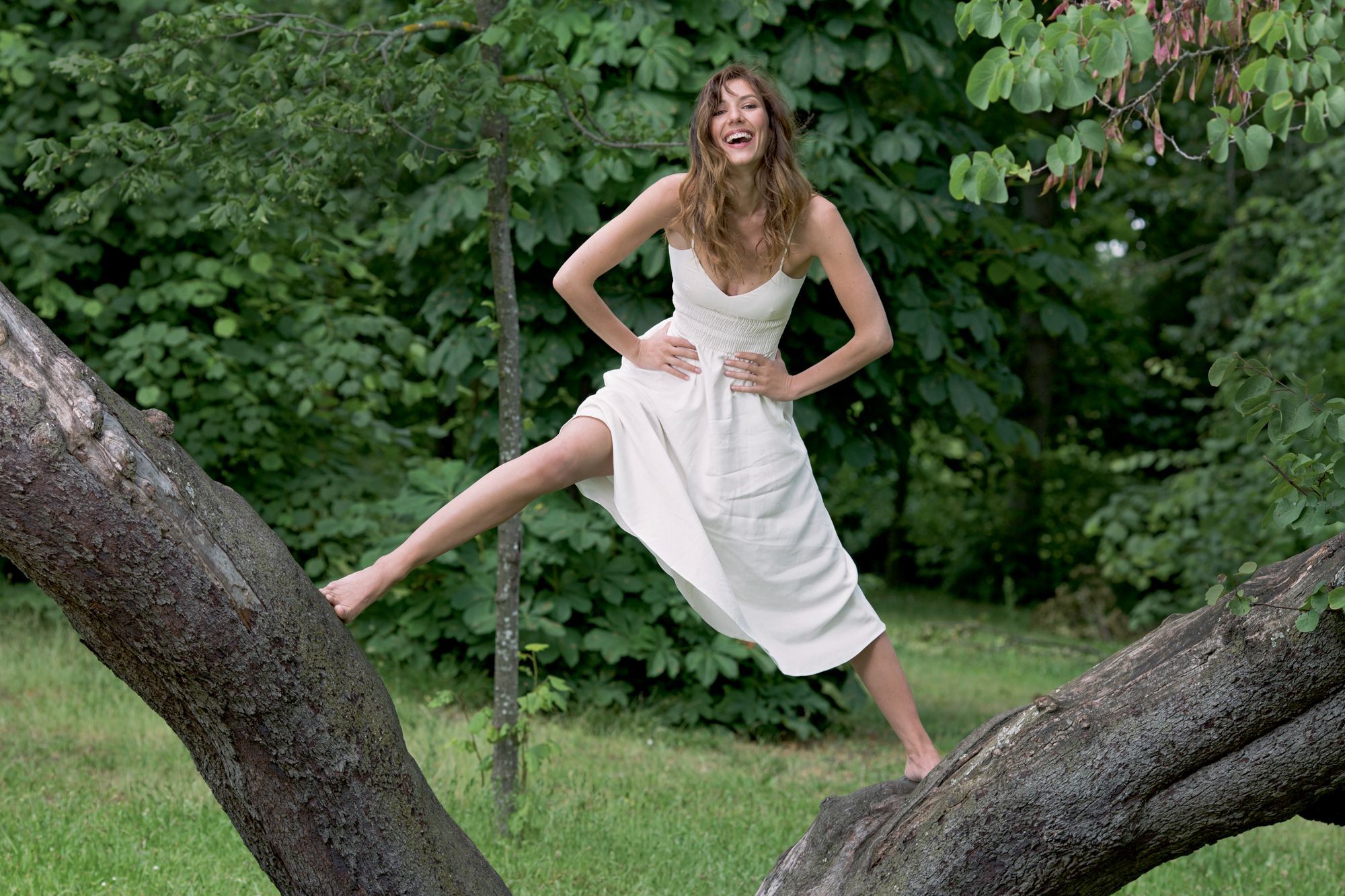 2000x1332, 419 Kb / дерево, ноги, смех, улыбка, дория тилье, Doria Tillier