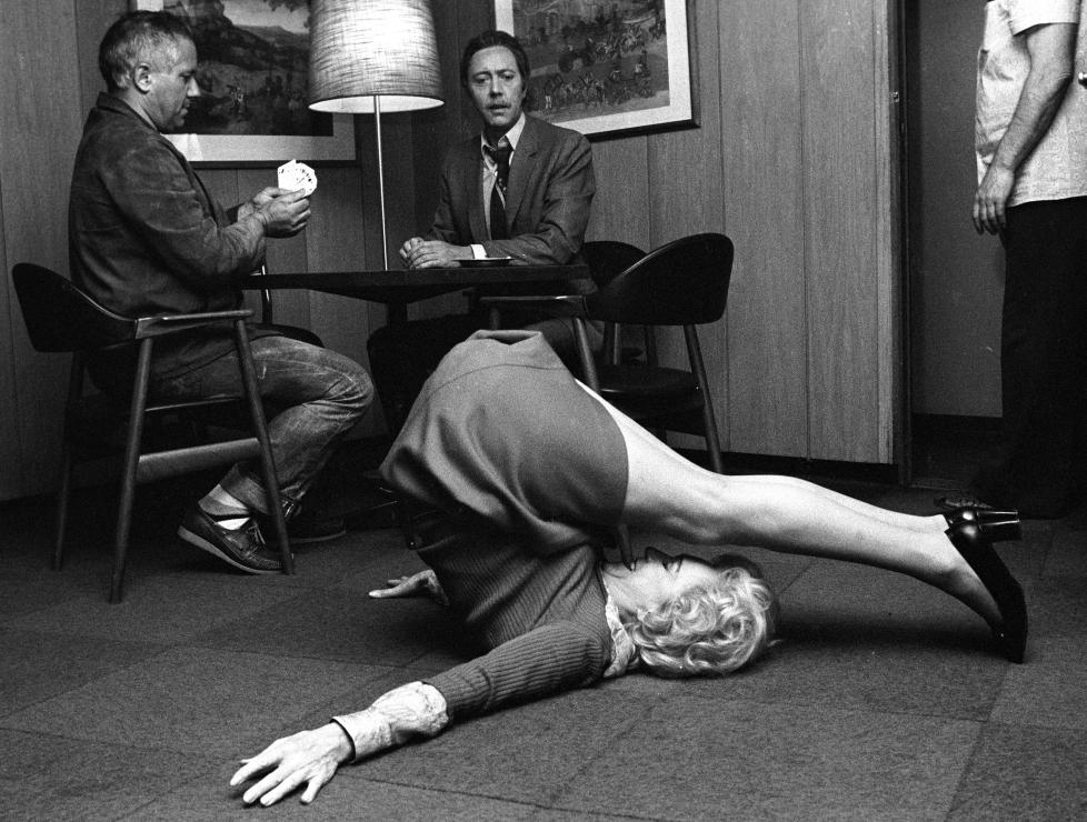 978x740, 111 Kb / лампа, столик, ч/б, йога