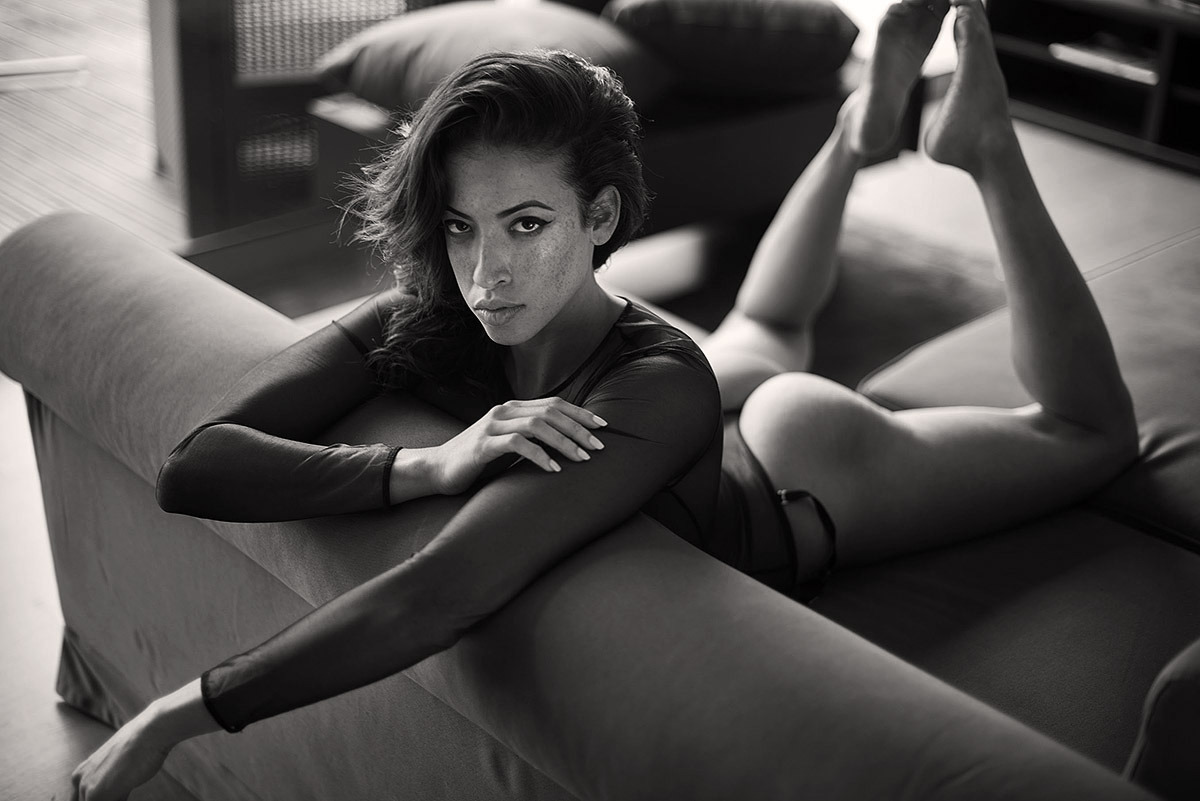 1200x801, 152 Kb / ч/б, диван, боди, попа, веснушки, Clara Rene