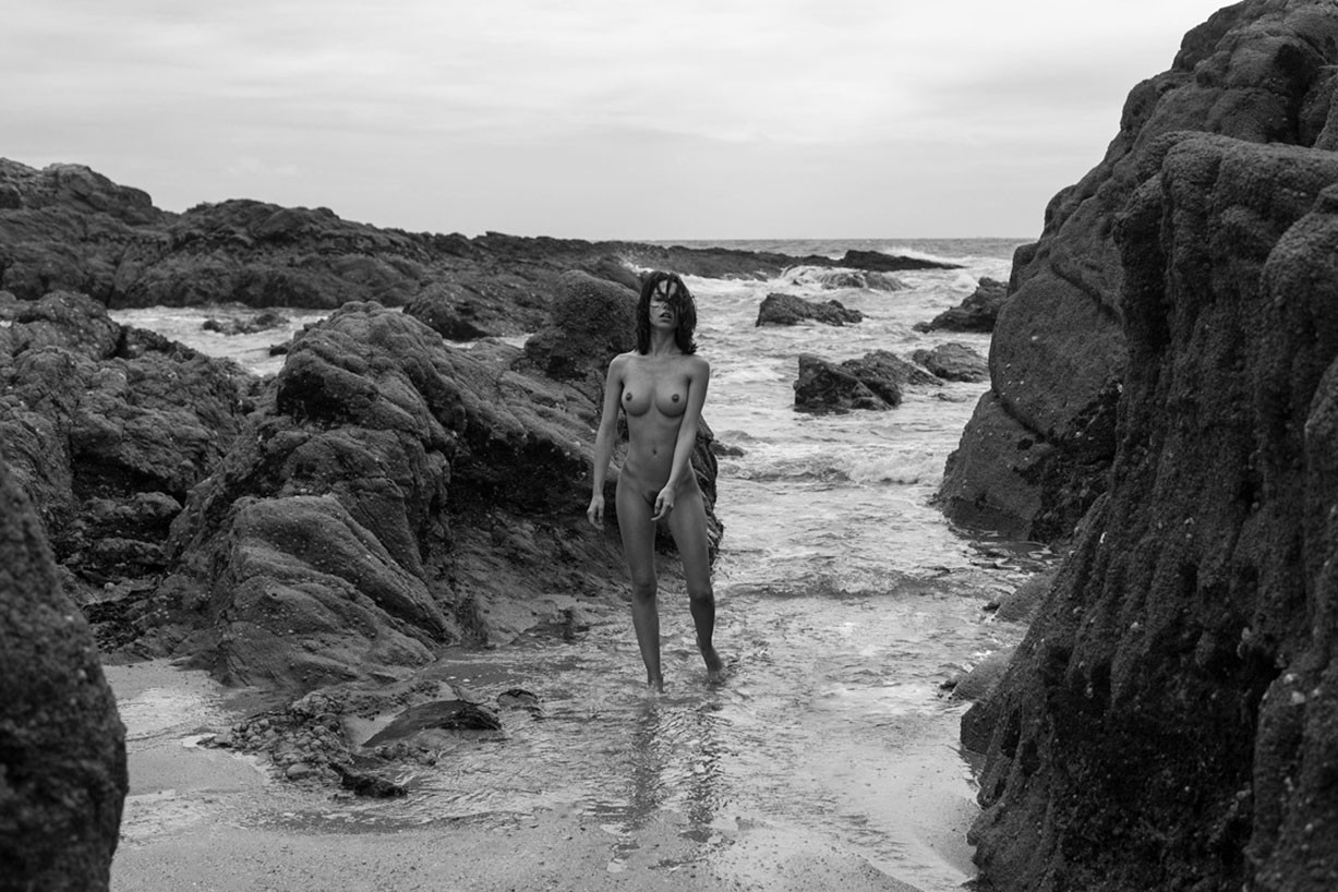 1227x818, 248 Kb / ч/б, море, скалы, голая, Rebecca Bagnol