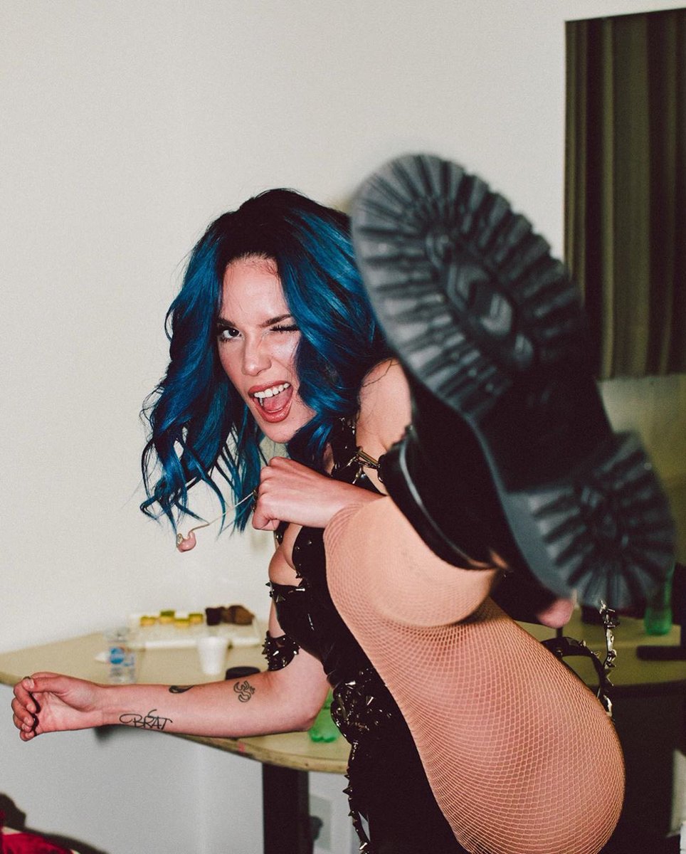 964x1200, 171 Kb / ботинки, тату, колготки, оскал, нога, Halsey