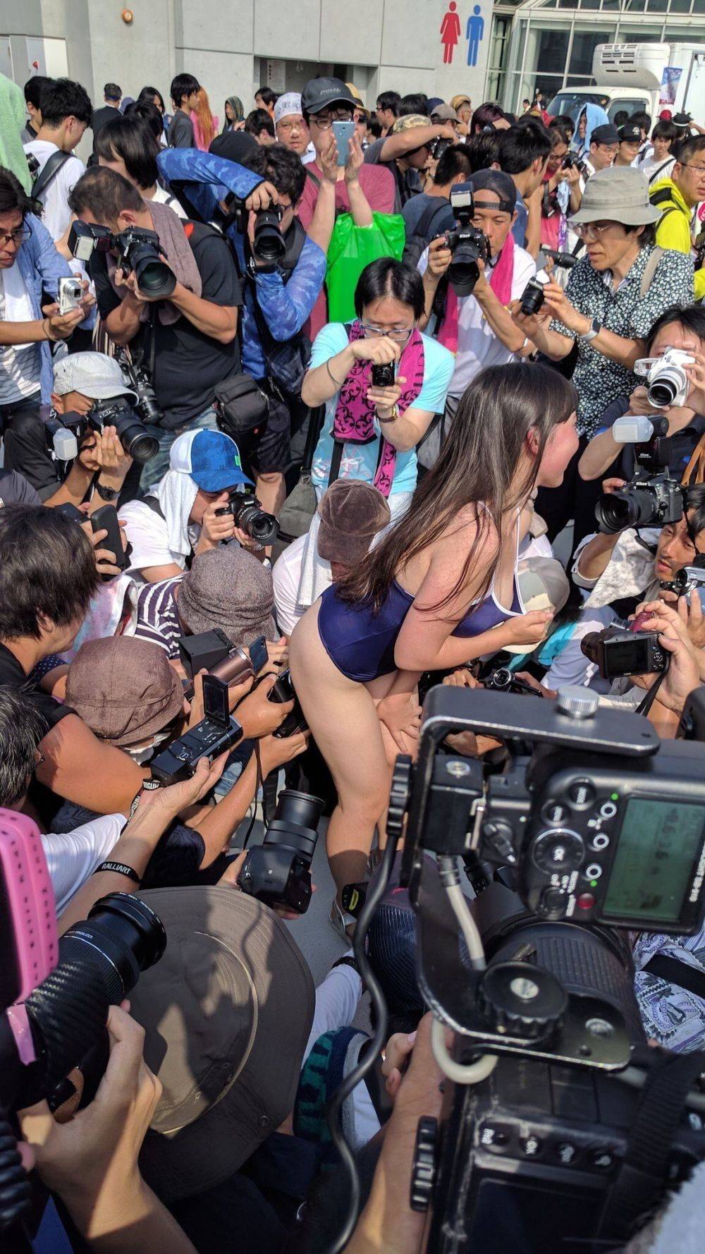 1000x1778, 293 Kb / папарацци, фотограф, девка, съёмка, купальник, синий