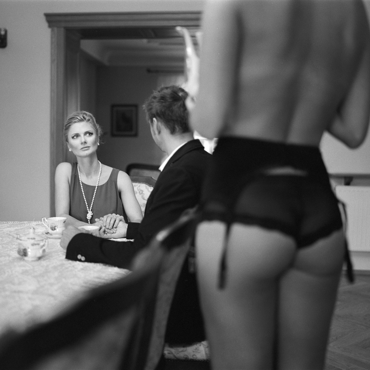 1200x1200, 335 Kb / взгляд, отчаяние, ч/б, бельё, картина, попка, стол, чашка, сахарница, скатерть