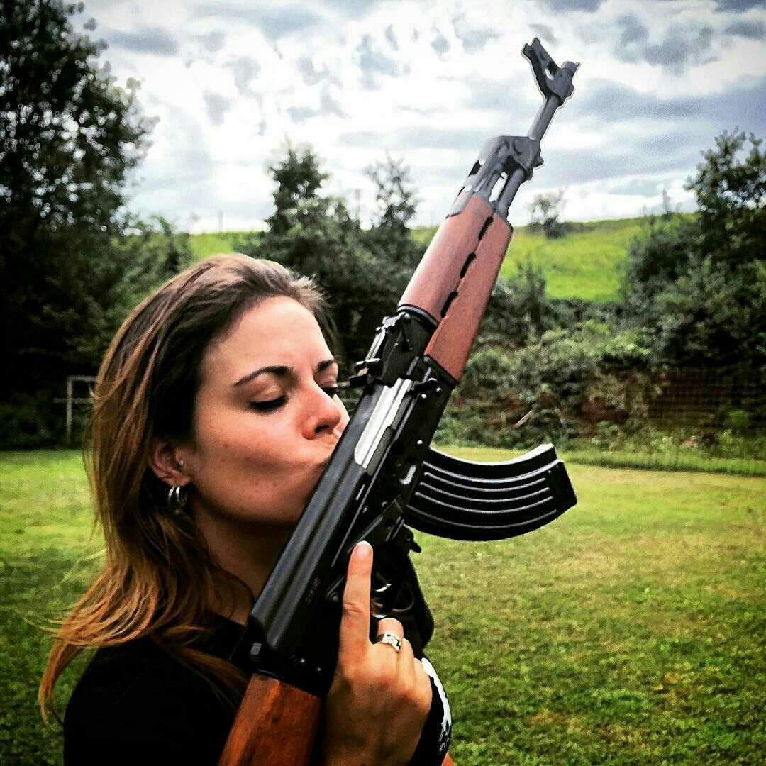 1080x1080, 370 Kb / автомат, калашникова, поцелуй