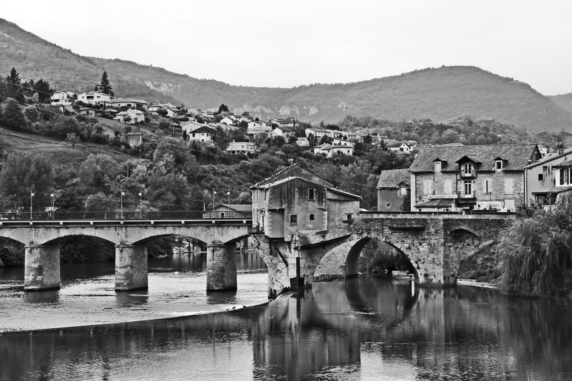 2000x1333, 617 Kb / UdoChristmann, мост, дом, Мийо, Франция, горы, дома, река, b/w