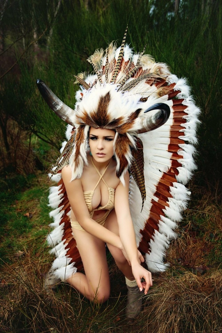 720x1080, 362 Kb / индеец, перья, рога, купальник